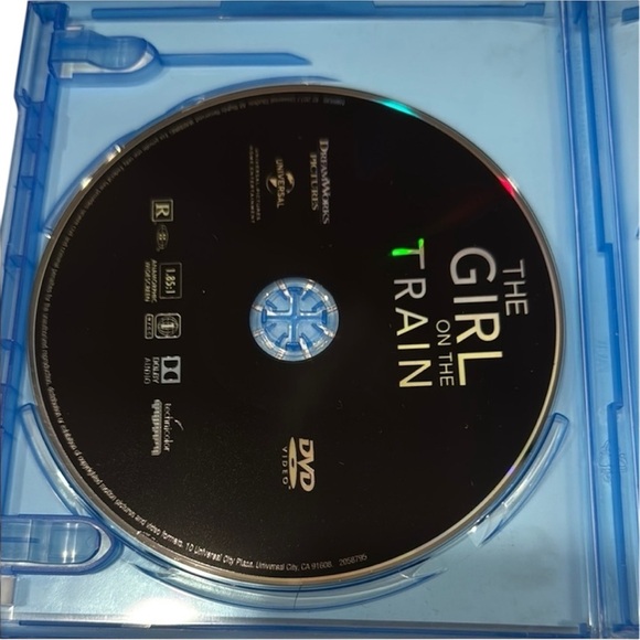 The Girl on the Train Bundle | Hardcover Book + DVD Movie - Picture 5 of 6